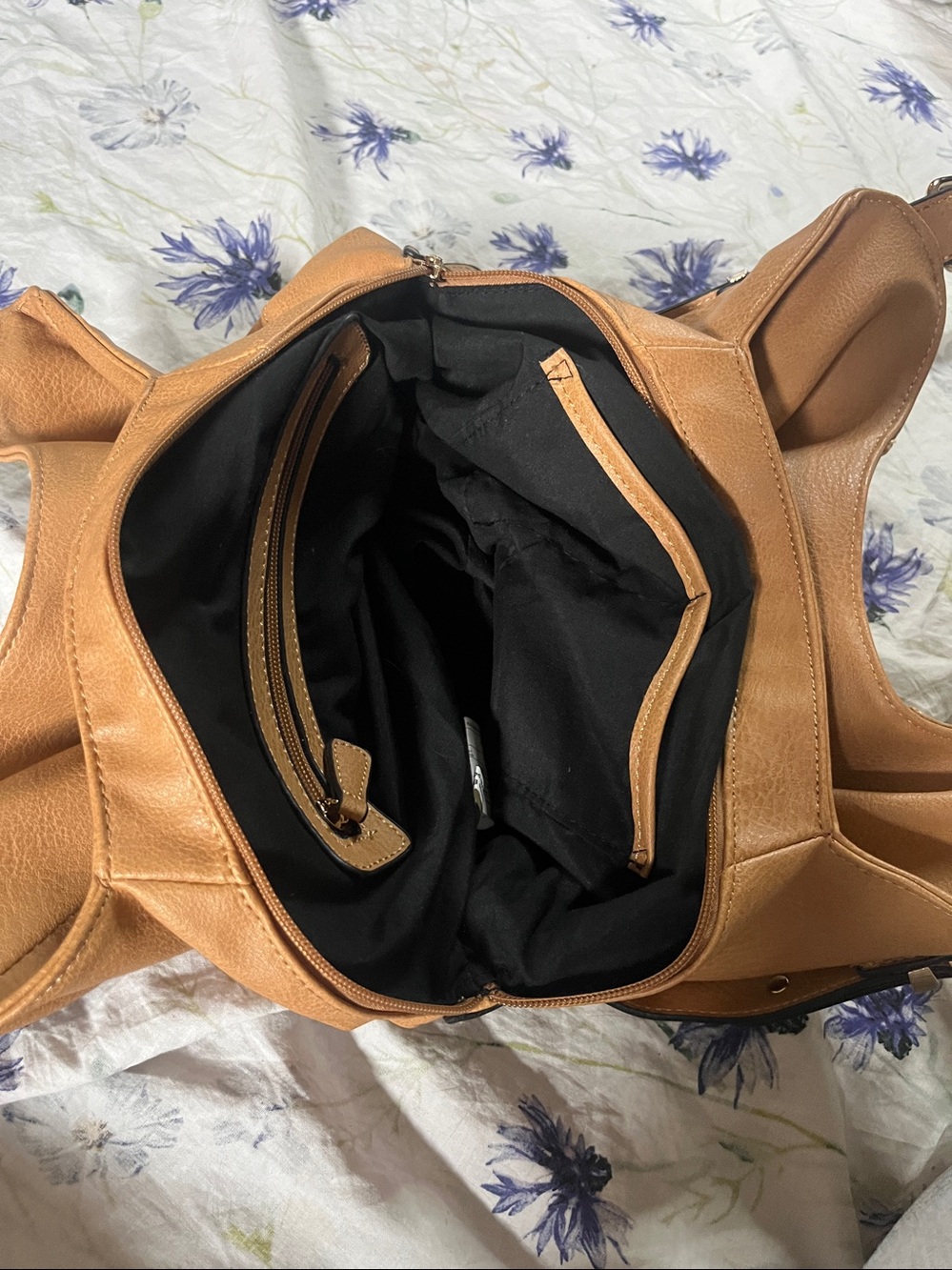 Tan Women's Shoulder Bag – Soft Pebble Leather Look with Zip Pocket 🤎👜 - Picture 5 of 6